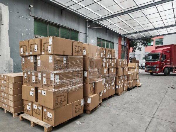 股莘配资 凌晨5点 20个集装箱的货物正“抢运”进港口……探访中美关税政策调整后的深圳“国际物流村”