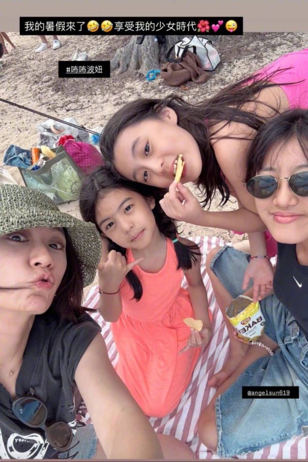 易信盈 贾静雯带三女儿海边度假：暑假开启，享受少女时代