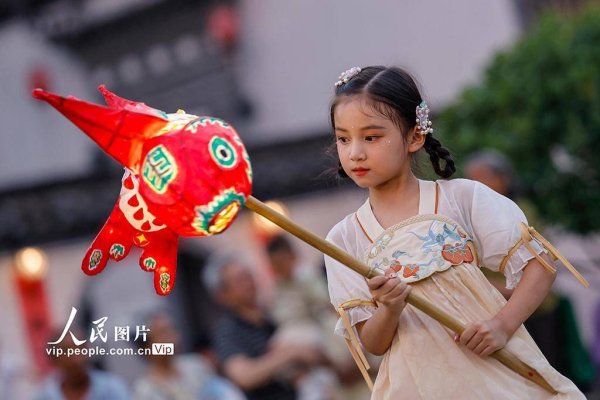 保利配资 安徽黄山：鱼灯夜游会点亮古村夏夜