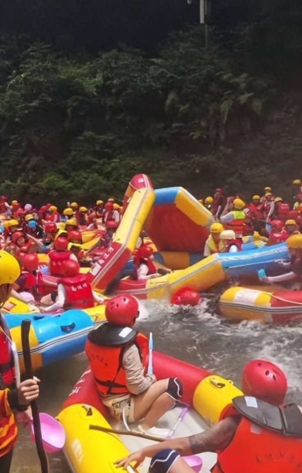 融智和 贵州一景区漂流“堵船”，有船只被上游来船碰到而“翻船”，工作人员：游客太多，票都卖完了