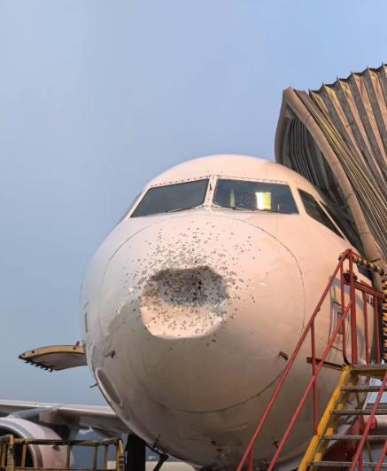 全民配资 航班遭冰雹袭击，机头凹陷，挡风玻璃破裂！亚航回应